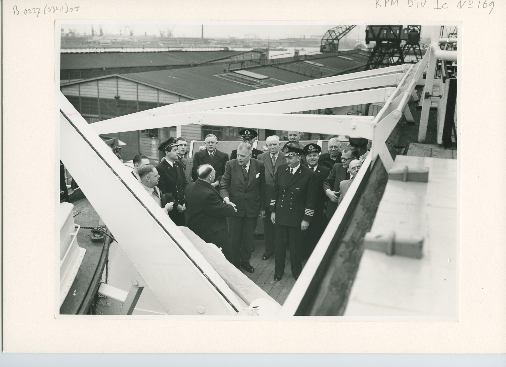 B.0227(0341)05; Foto van de overdracht van ms. 'Roggeveen'; foto