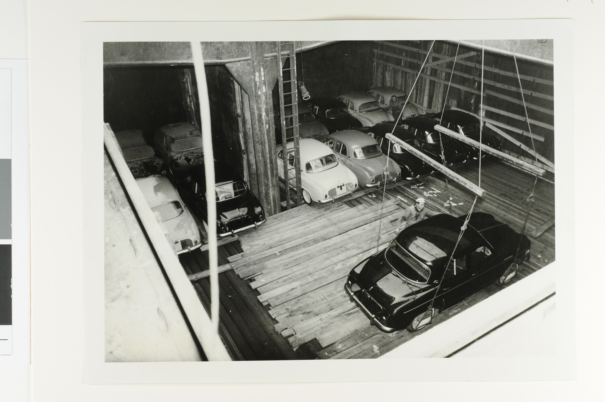 S.7032(019); Foto's van het verschepen van personenauto's (Renault Douphine) met ms. 'Leersum' van de NV; fotoreportage