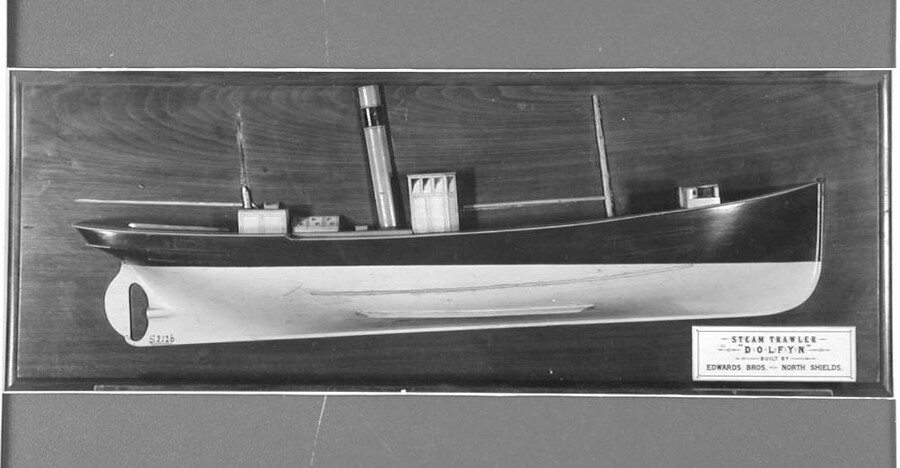 S.2126; Halfmodel van de stoomtrawler Dolfijn; scheepsmodel