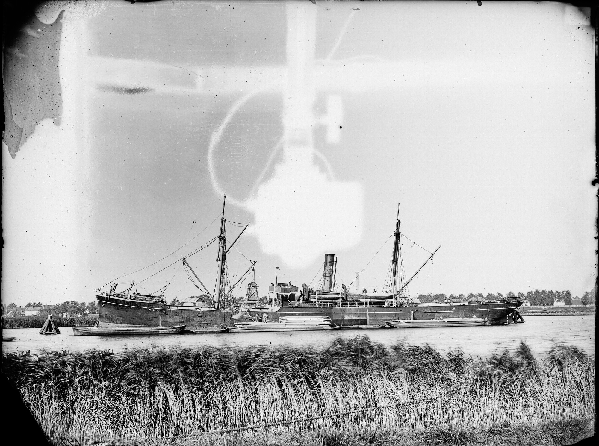 S.1156(06)350a; Glasnegatief van het vrachtschip ss. Elfie, afgemeerd te Zaandam, 12 septmeber 1891; negatief