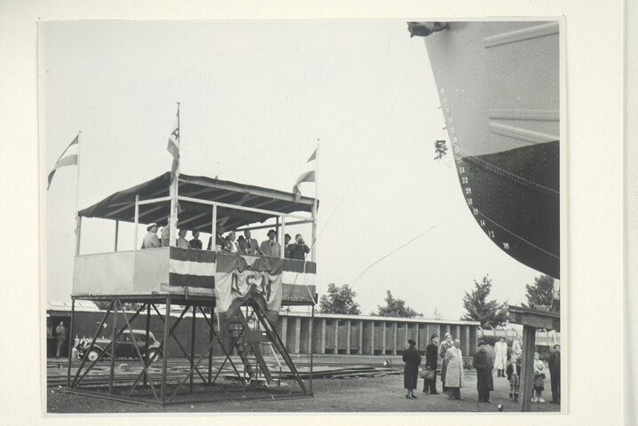 S.5219(12)0082; Foto's van de doop en de tewaterlating van de kustvaarder ms. 'Oosterburgh' van Wm; fotoreportage