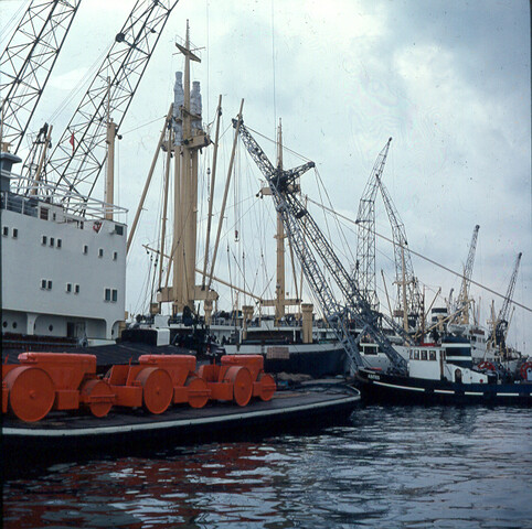 S.9100(0860); Laden van zeeschip door drijvende bok te Amsterdam; diapositief