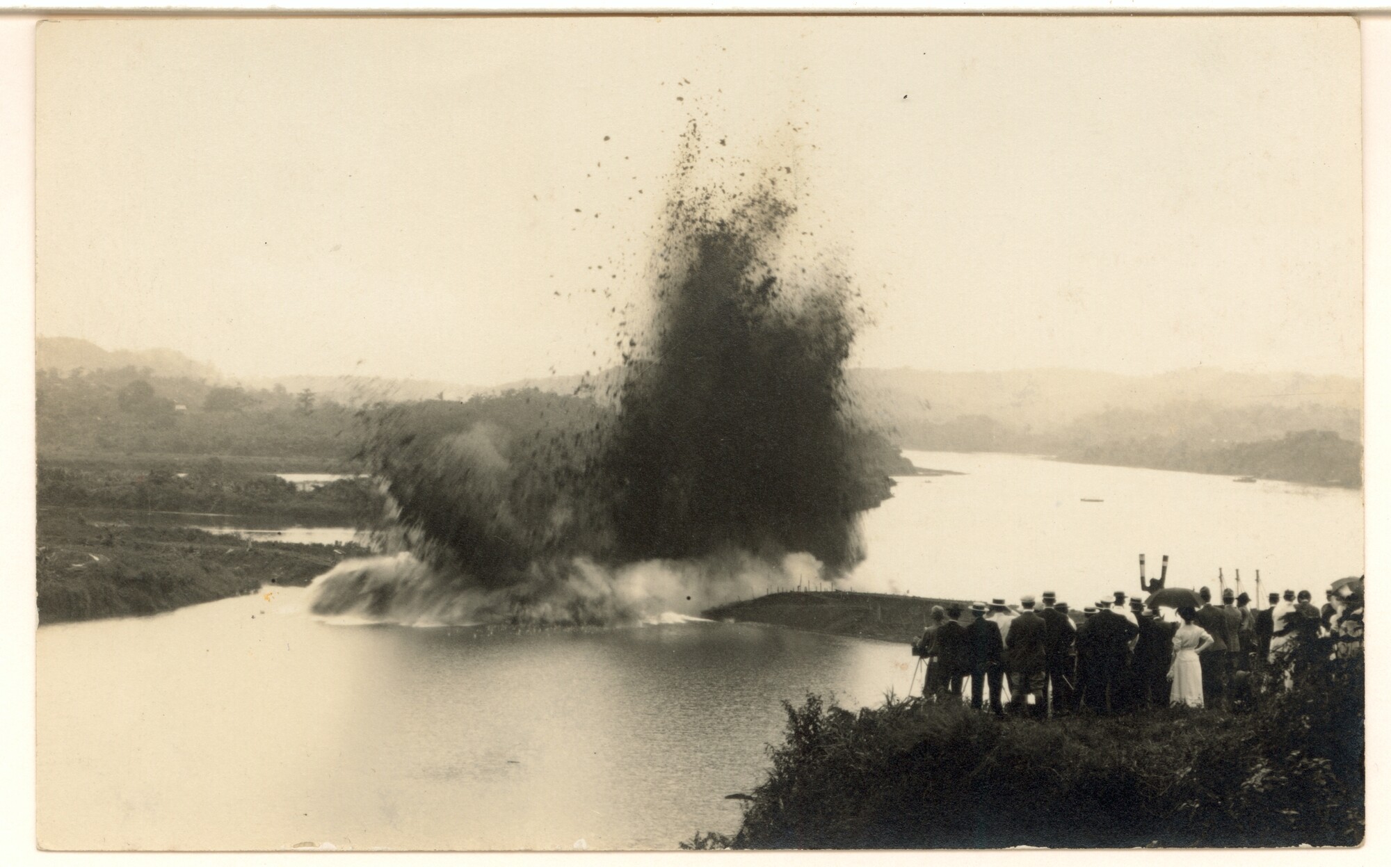 S.1422b(05); Het Panamakanaal: het springen van de dam bij Gamboa in 1913; foto