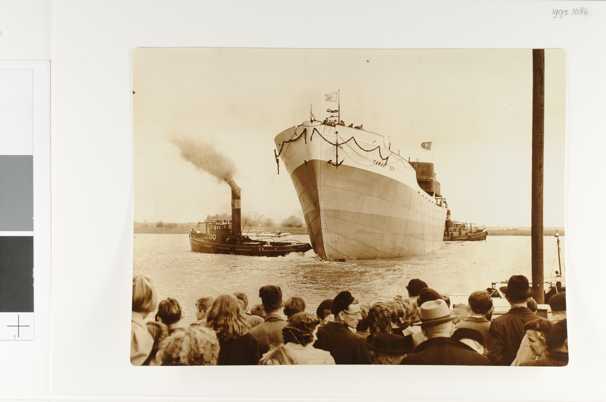 1993.1086; Het vrachtschip ms. Tamar vlak na de tewaterlating bij de Scheepsbouw Maatschappij De Merwede; foto