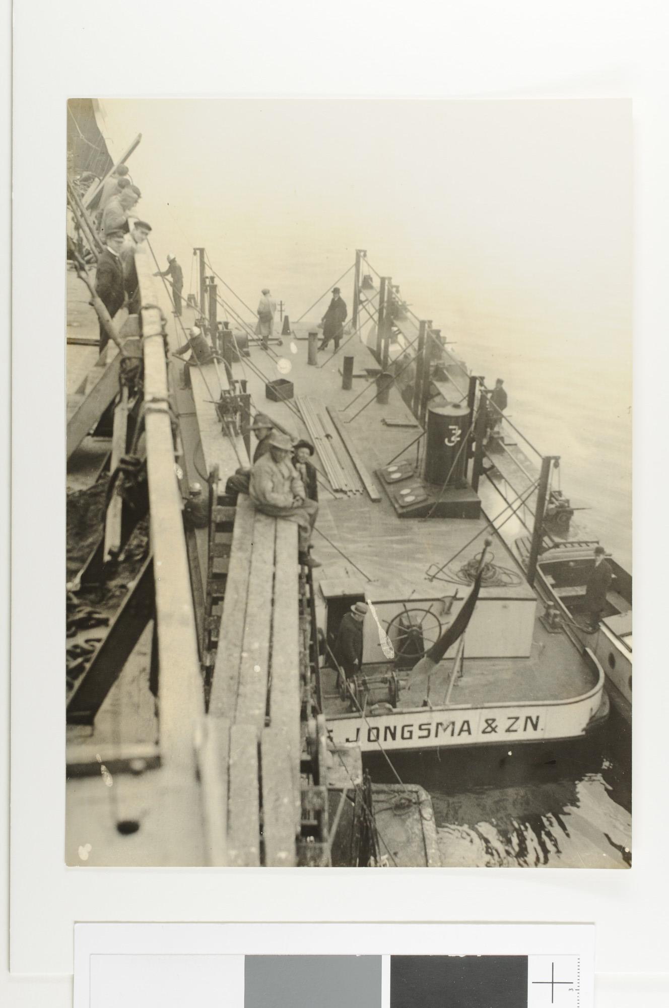 1992.1215; Demonstratie van het zandstralen van de huid van een schip aan boord van de zelfvoortstuwende 'Zandblazer no 1.' van de firma S. Jongsma en Zn (Amsterdam) [...]; fotoreportage