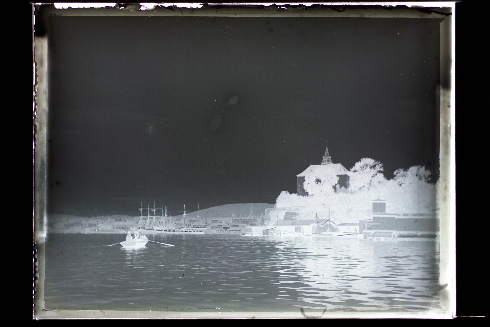 S.3319(053)a; Gezicht op de vesting Akershus in de haven van Oslo; negatief