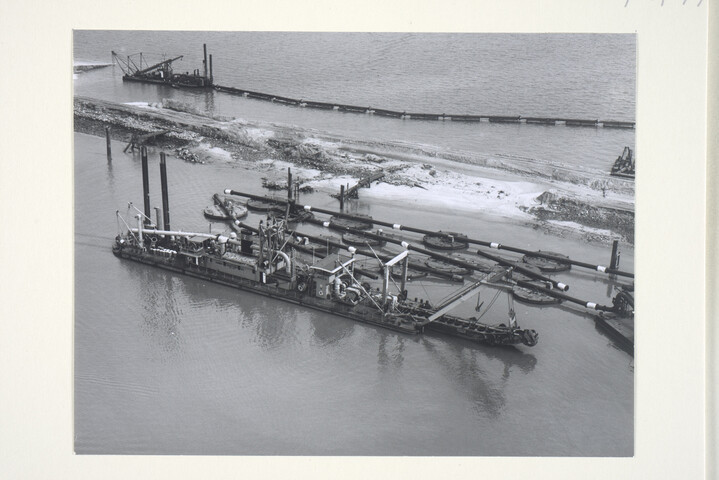S.5219(12)0419; Luchtfoto's van de cutterzuiger 'Gouda' van Zanen Verstoep NV., gebouwd op de dwarshelling van de ASM; fotoreportage
