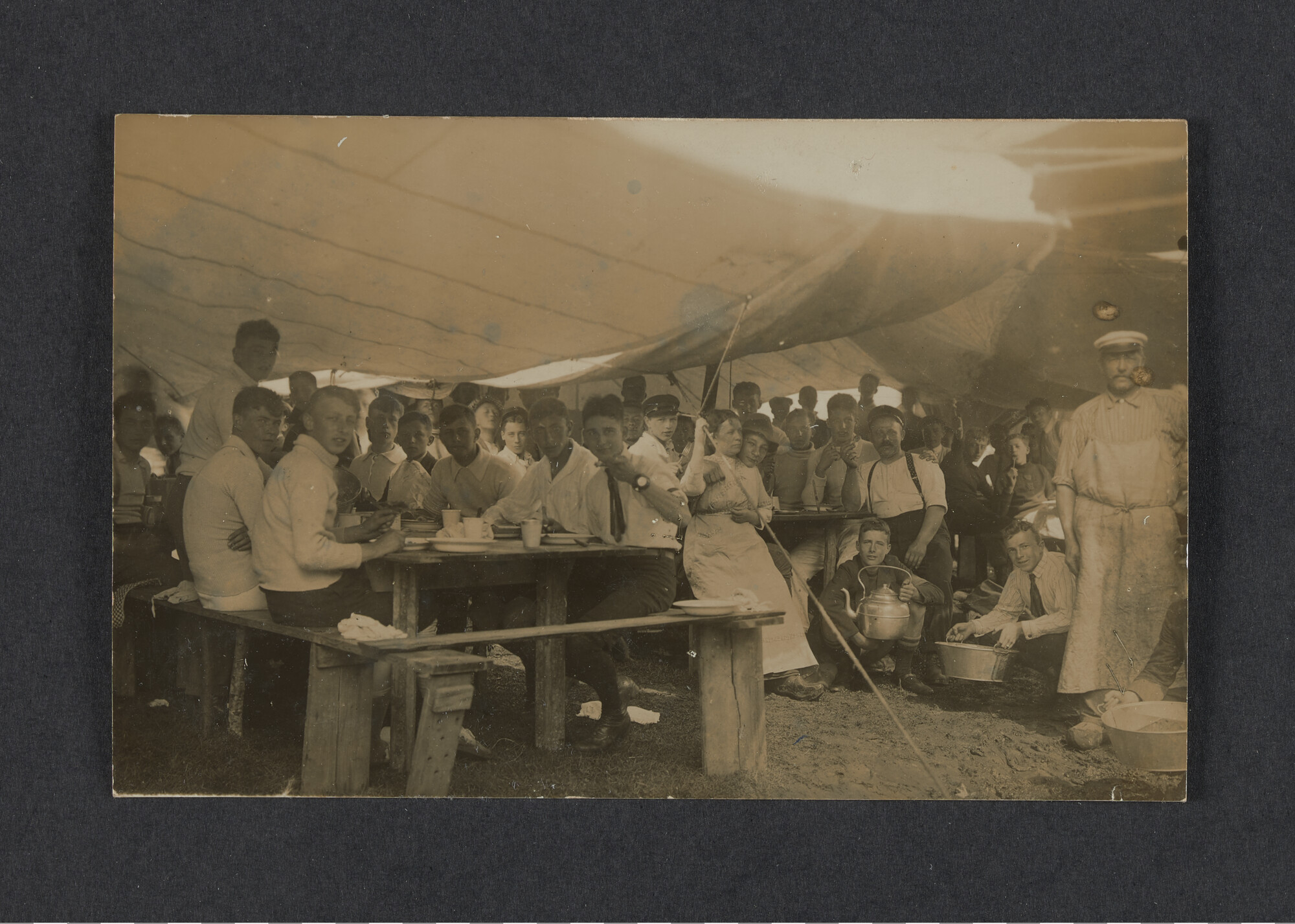 2022.0005; Zwart-wit foto van de volle etenstent tijdens het eerste waterkamp voor jongens in Langweer (De Friese Meren) in 1915; foto