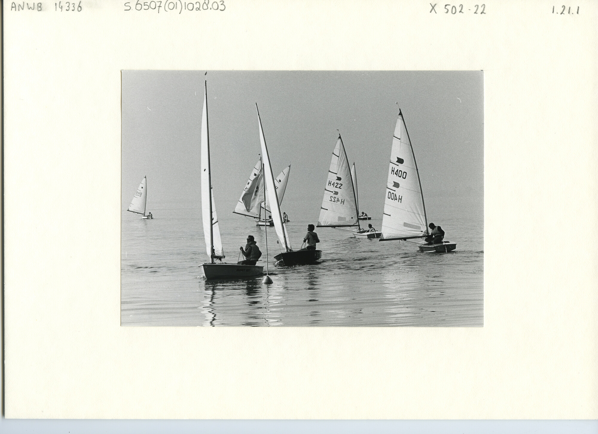S.6507(01)1028.03; Foto van het Nederlands Kampioenschap OK-jol 1969 op het IJsselmeer voor Medemblik: er is weinig wind; foto