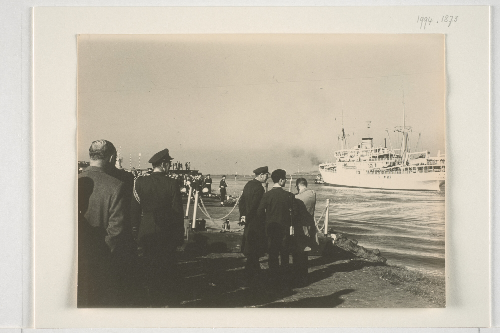 1994.1873; Vertrek uit IJmuiden van het logementschip Keerkring (ex- passagiersschip [...]; foto