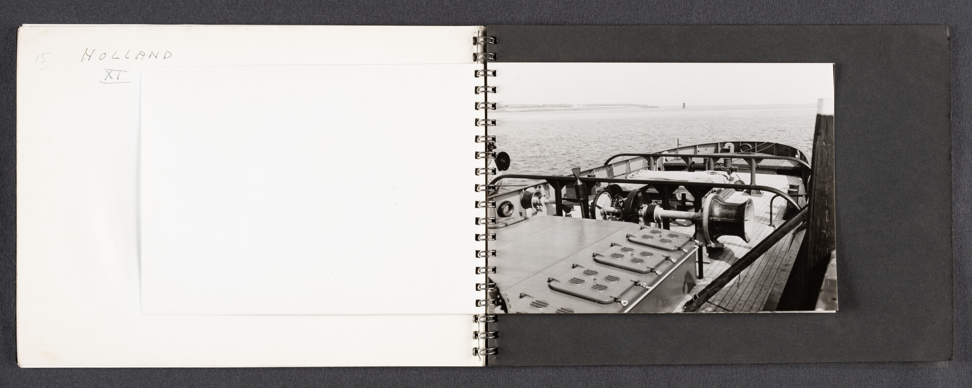 2022.1523; Fotoalbum met zwart-wit foto's van seagoing tugs; fotoalbum