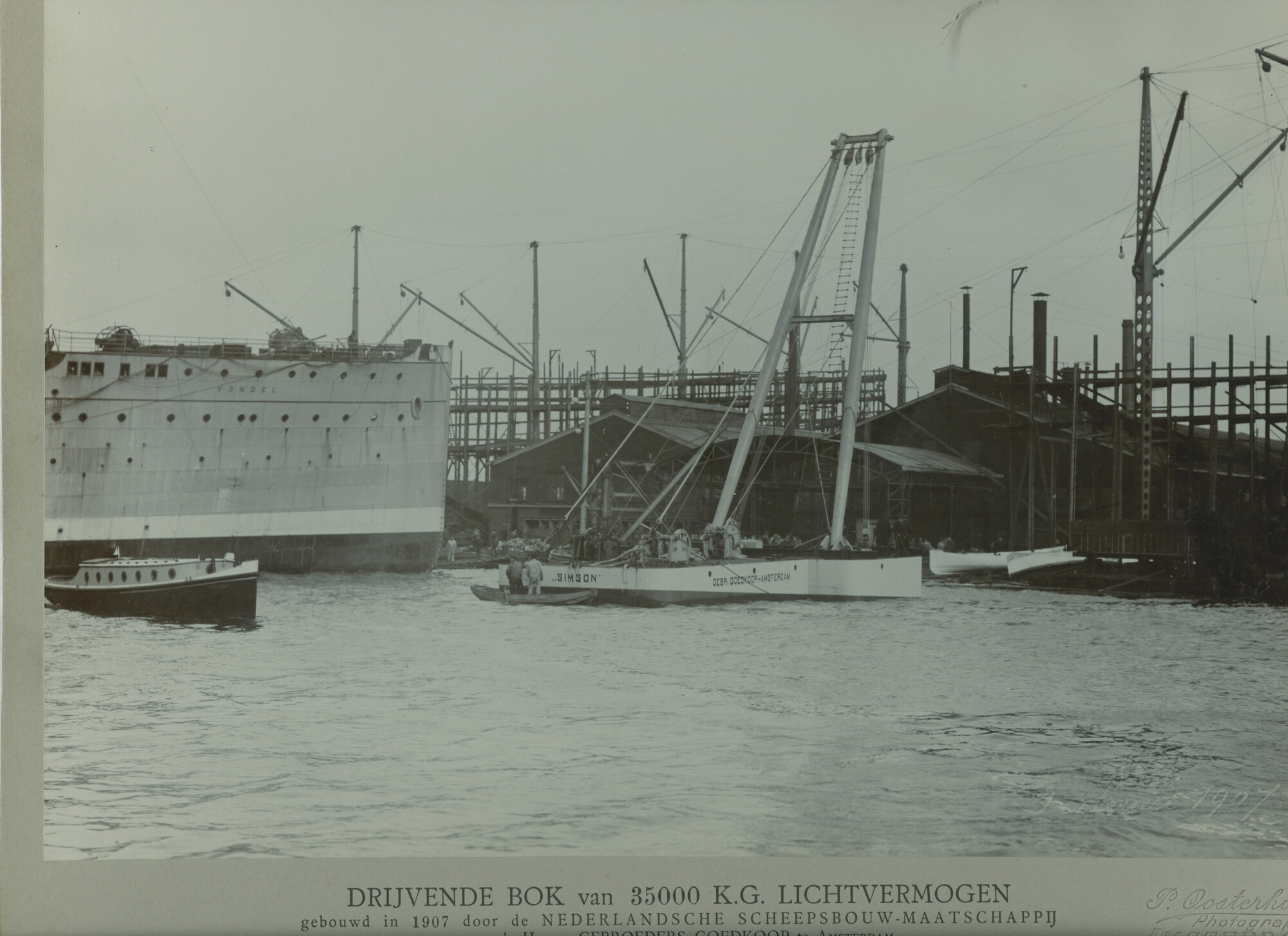S.5444(0212)2; Foto van de tewaterlating van de drijvende bok Simson, gebouwd door de NSM in opdracht van de Reederij v/h Gebr. Goedkoop te Amsterdam; foto