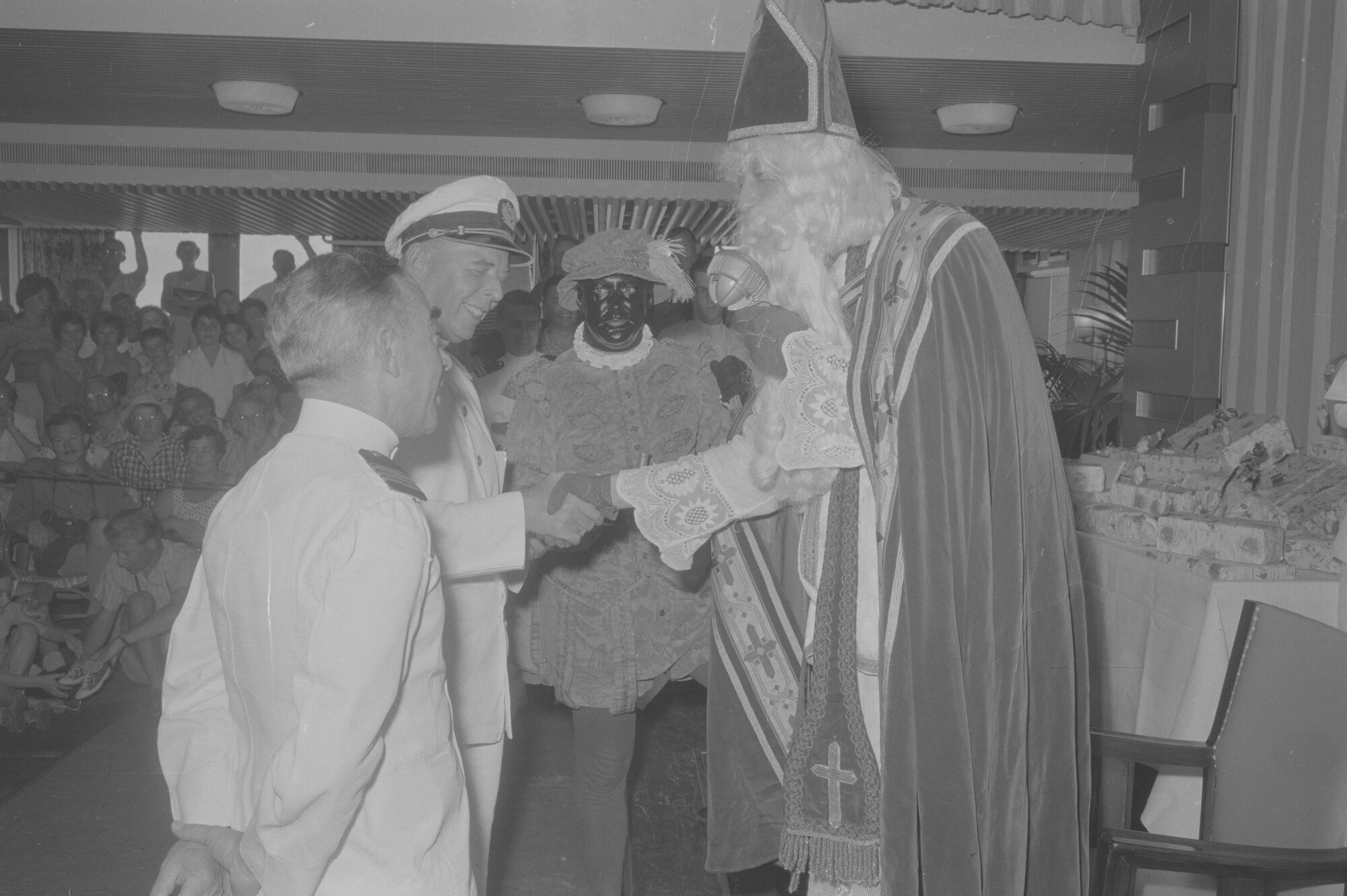 2015.1253; Negatief van het Sinterklaasfeest aan boord van ms. Oranje; negatief