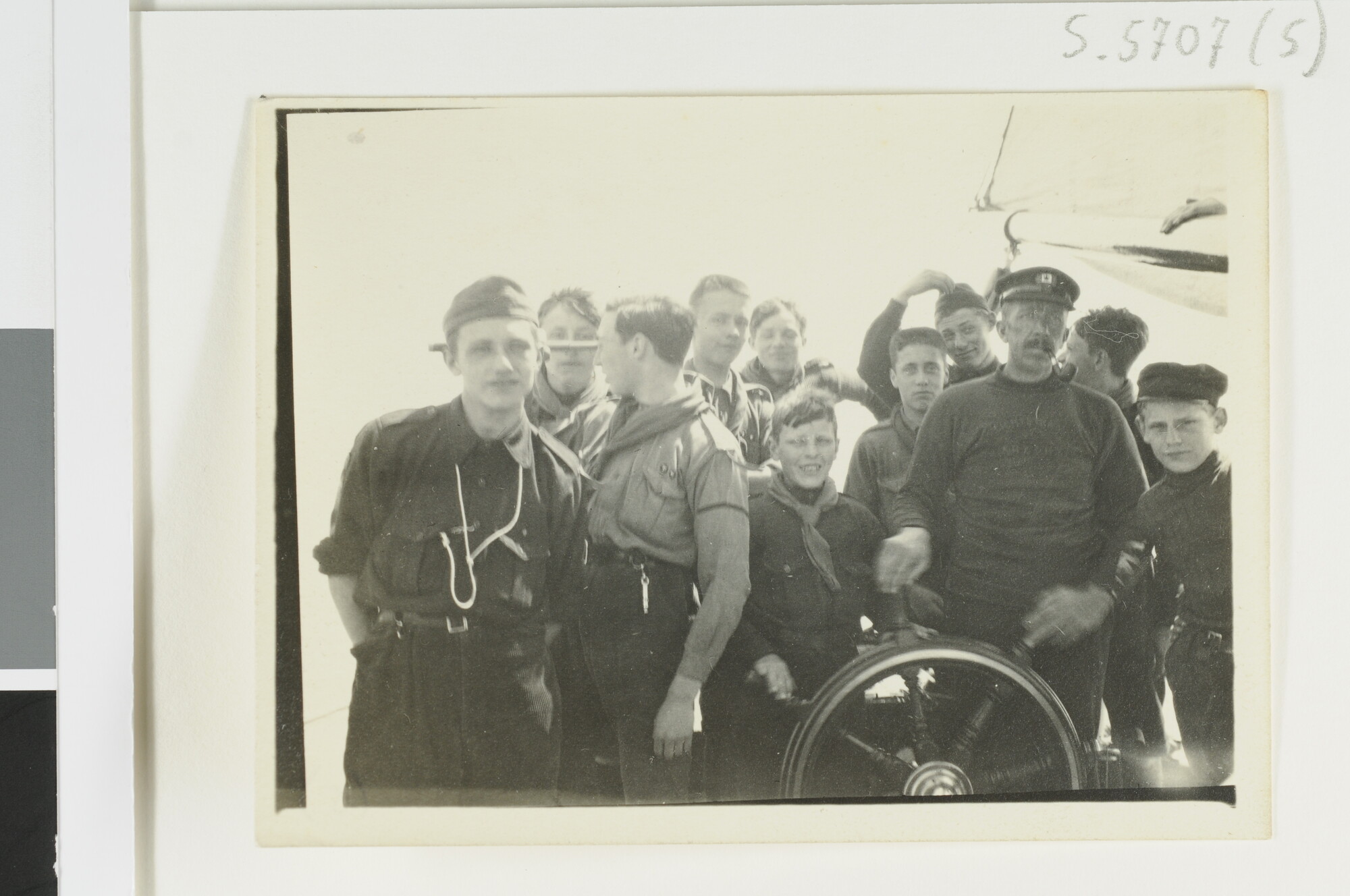 S.5707(05); Twaalf fotos genomen omstreeks 1925 tijdens een zeiltocht op de Zuiderzee en de Wadden [...]; fotoreportage