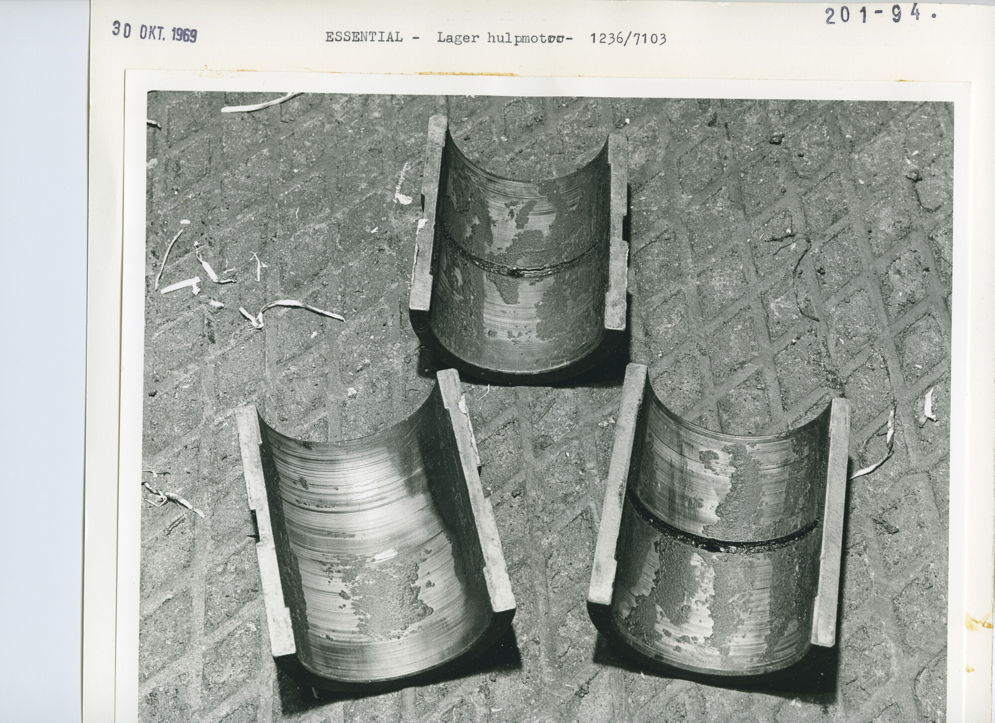 S.5444(5068)02; Foto van schade aan werktuigen in de motorkamer van de Essential; foto