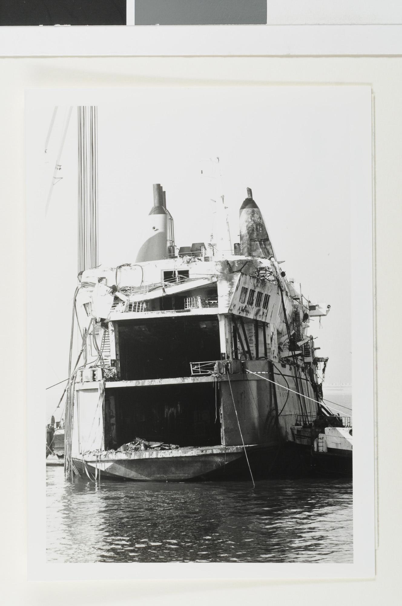 1993.1060; De berging van de Britse veerboot 'Herald of Free Enterprise' bij Zeebrugge (België); foto