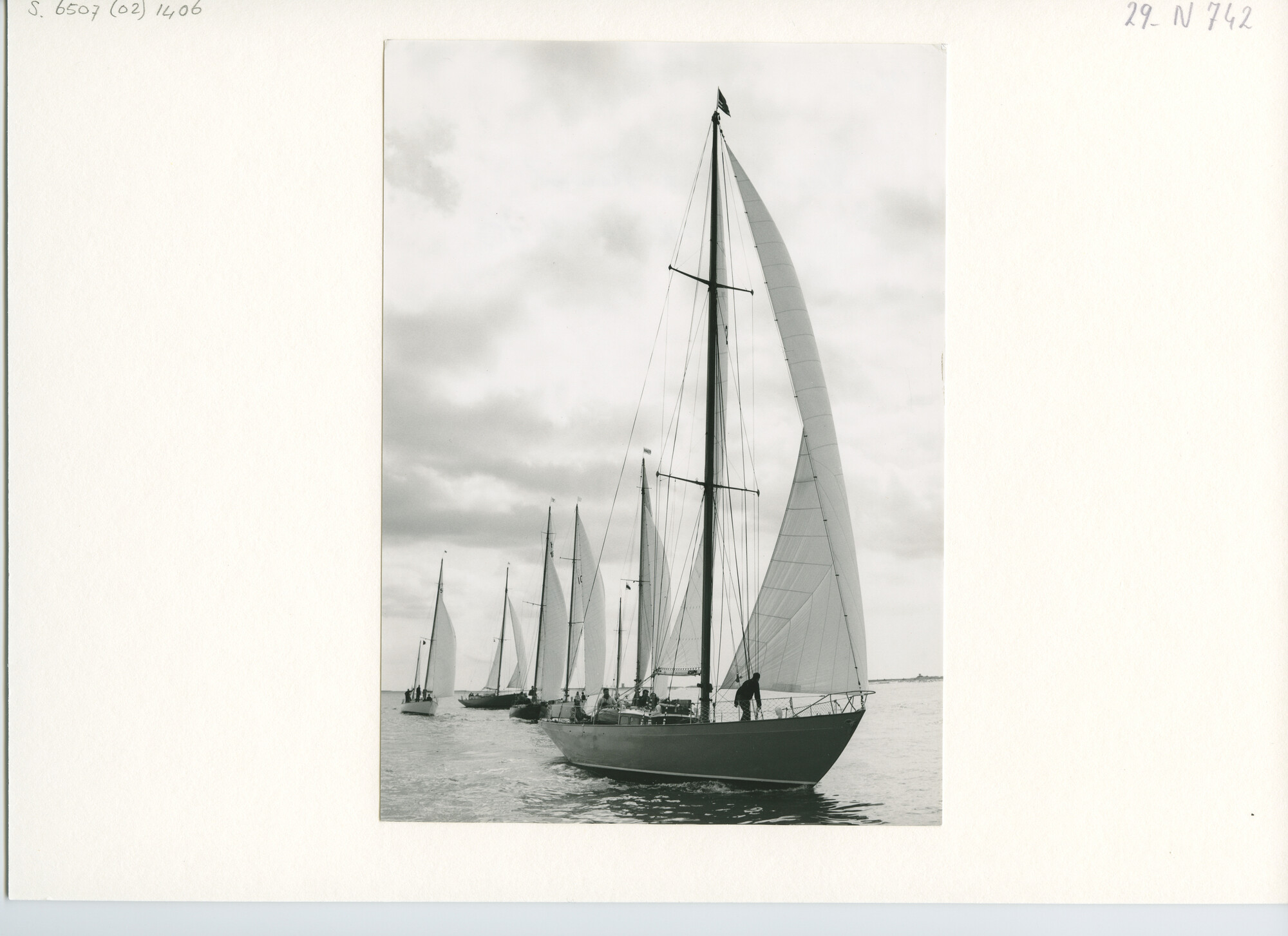 S.6507(02)1406.01; Zwart-wit foto van de start van de Hoek van Holland-Harwich-race 1960 bij lichte wind; foto