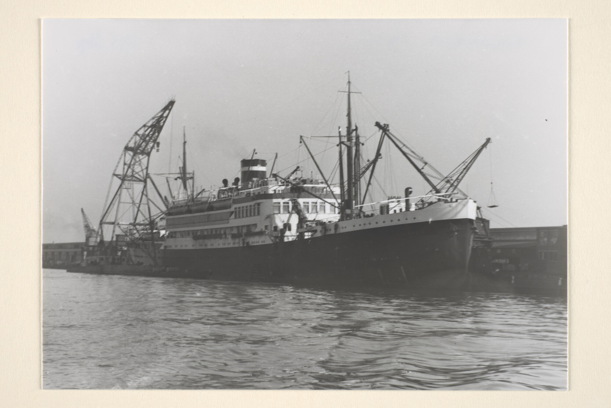 1995.6641; Het passagiersschip ms. 'Colombia' van de KNSM ligt afgemeerd in Amsterdam; foto