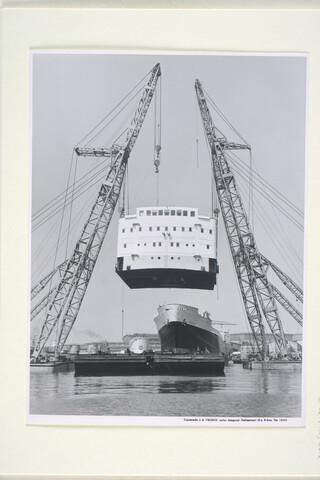 S.5219(12)0312; Foto's van het vrachtschip ms. 'Togokust', gebouwd op de dwarshelling van de ASM; fotoreportage