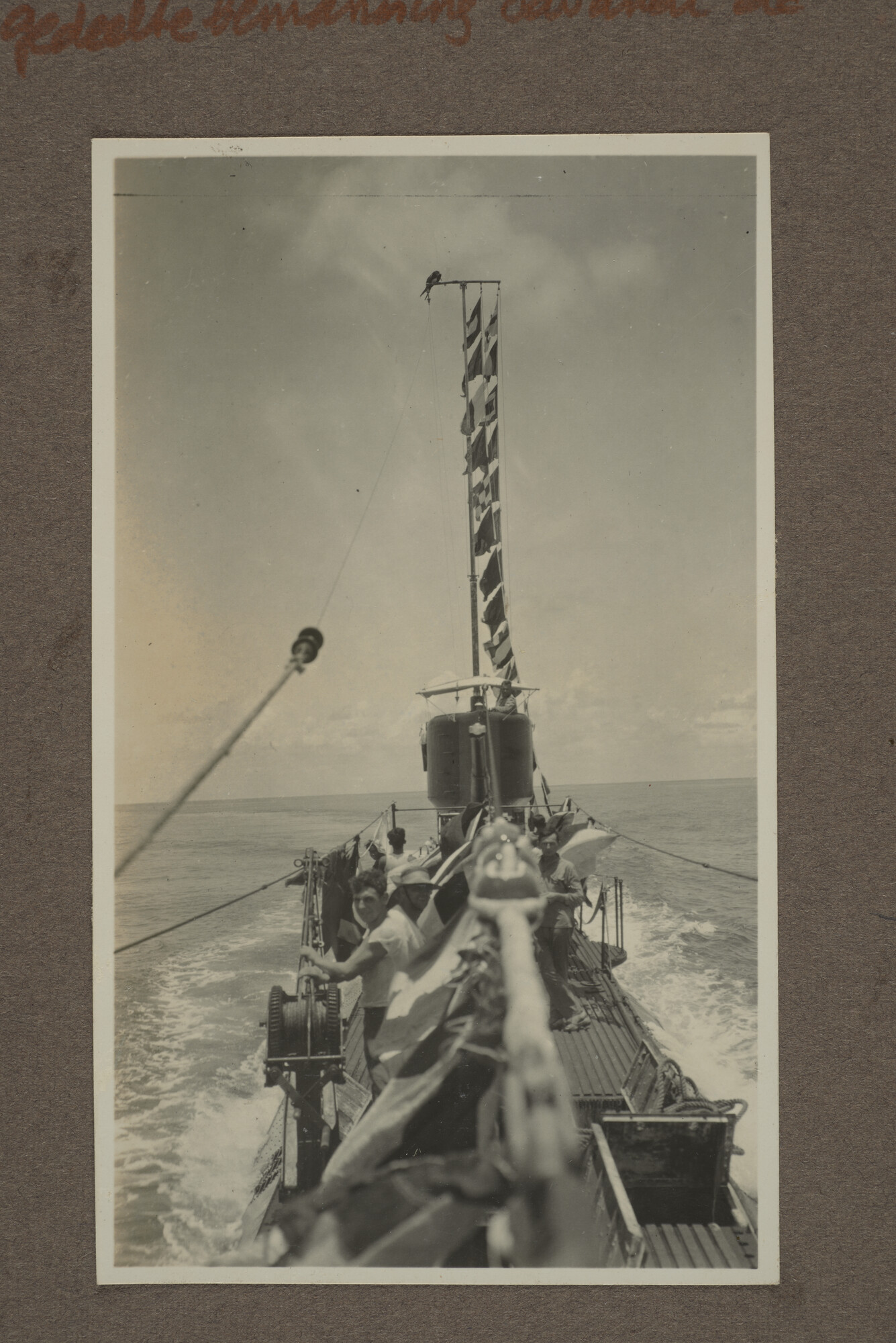 1994.2053; Negen losse bladen uit een album met fotos van de onderzeeboot Hr.Ms. K [...]; fotoreportage