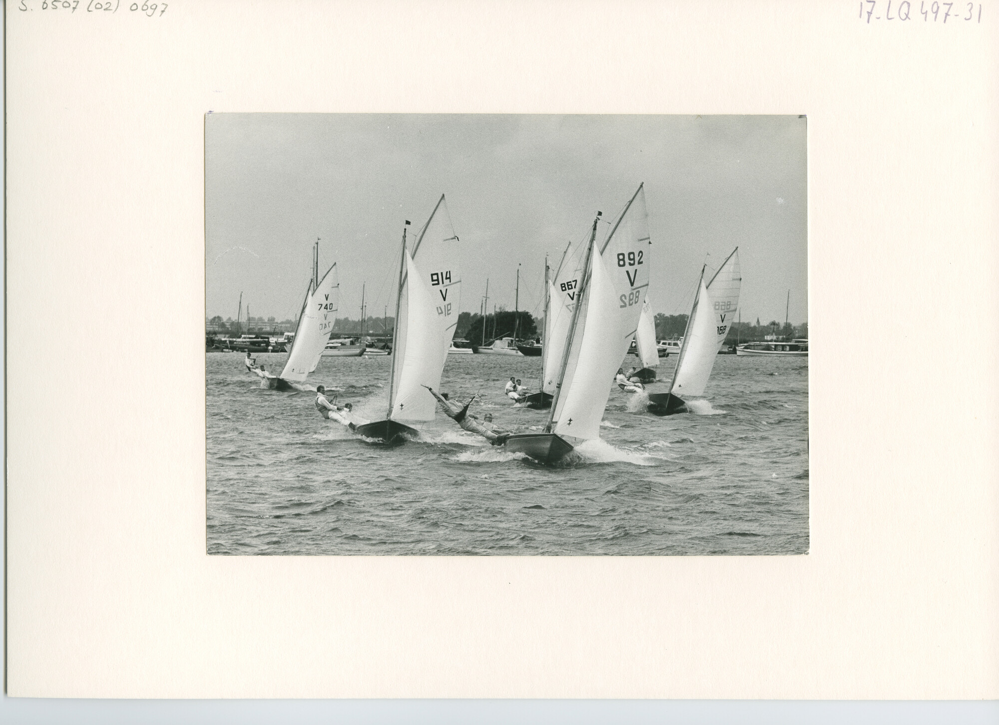 S.6507(02)0697.02; Zwart-wit foto van de Sneekweek 1963: de Vrijheidsklasse; foto
