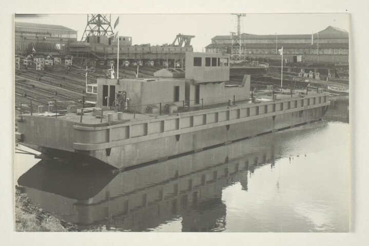 S.5219(12)0227; Foto's van de doop en tewaterlating vanaf de dwarshelling van de ASM van het casco van de zandzuiger 'Sliedrecht XII'; fotoreportage