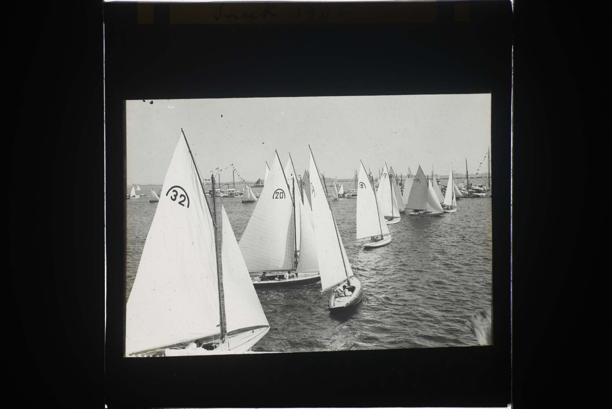 2014.0606; Vijftig lantaarnplaatjes met afbeeldingen van de Nederlandse watersport 1900-1935; lantaarnplaatje
