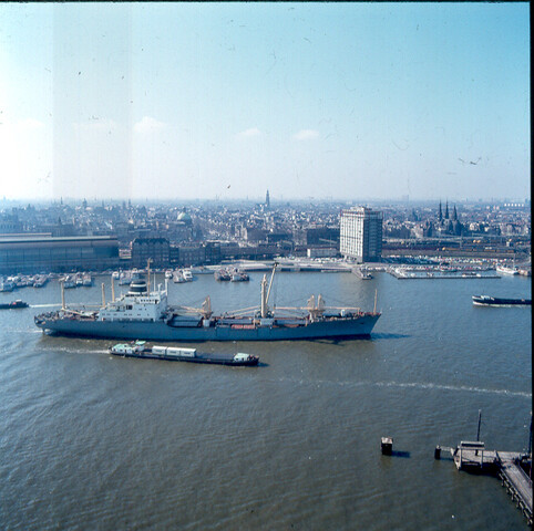 S.9100(7023); Dia van het binnenvaartschip 'Steenwijk' geladen met KNSM-containers het vrachtschip 'Trident Amsterdam' passerende op het IJ; diapositief
