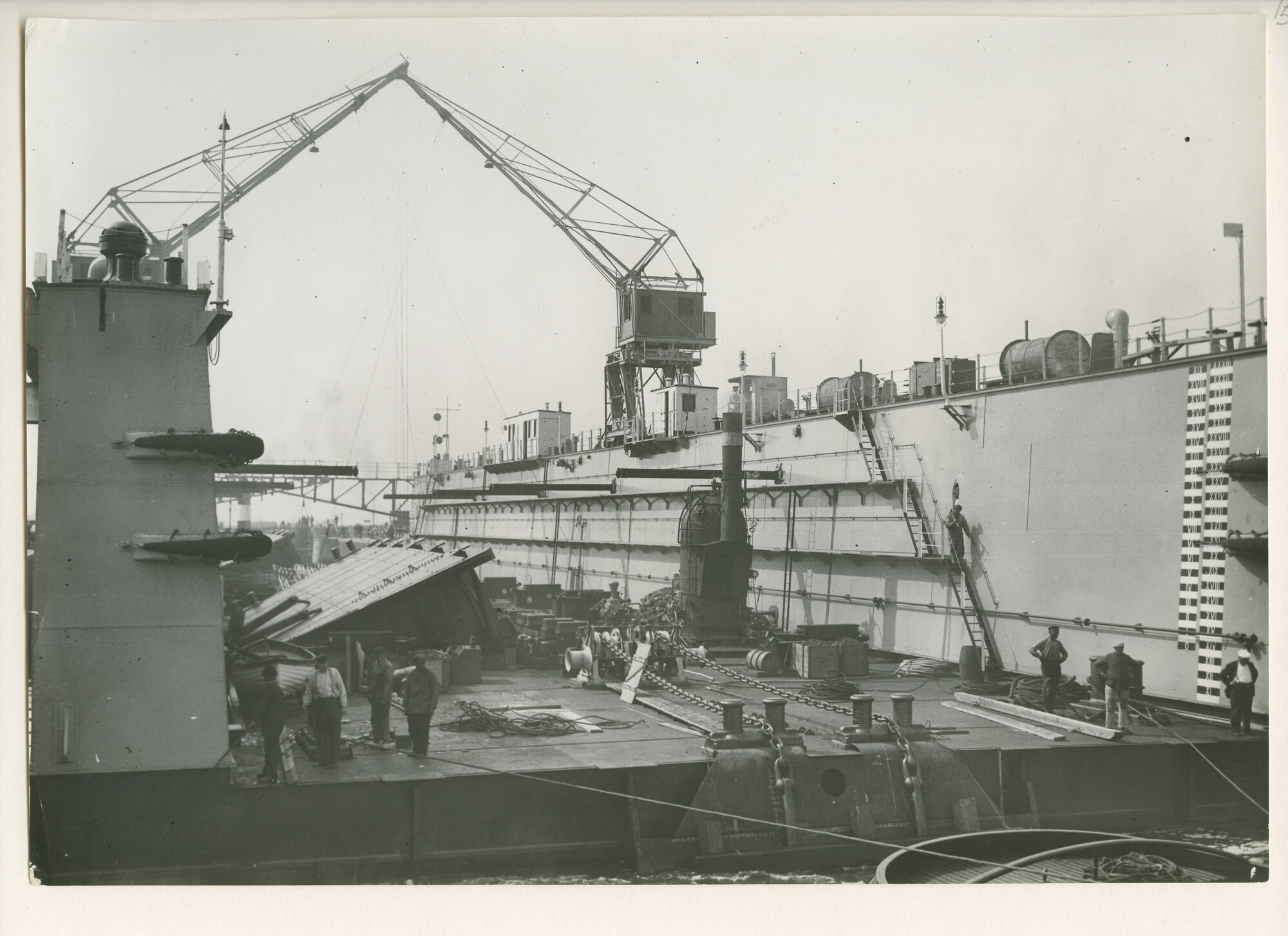S.5444(0789)3; Foto van het drijvend droogdok Julianadok in een sluis bij IJmuiden; foto
