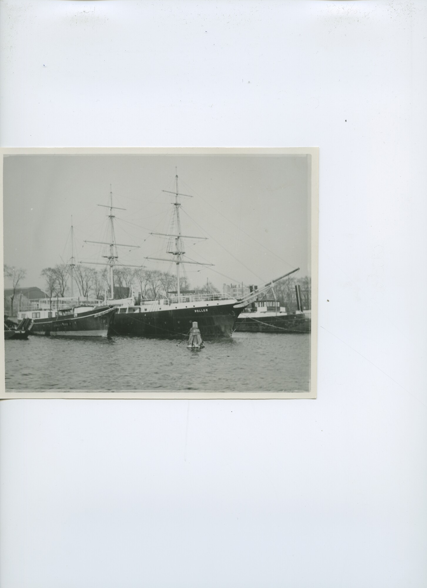 S.6386(114)0167; Foto van opleidingsschip Polox liggende in het Oosterdok; foto