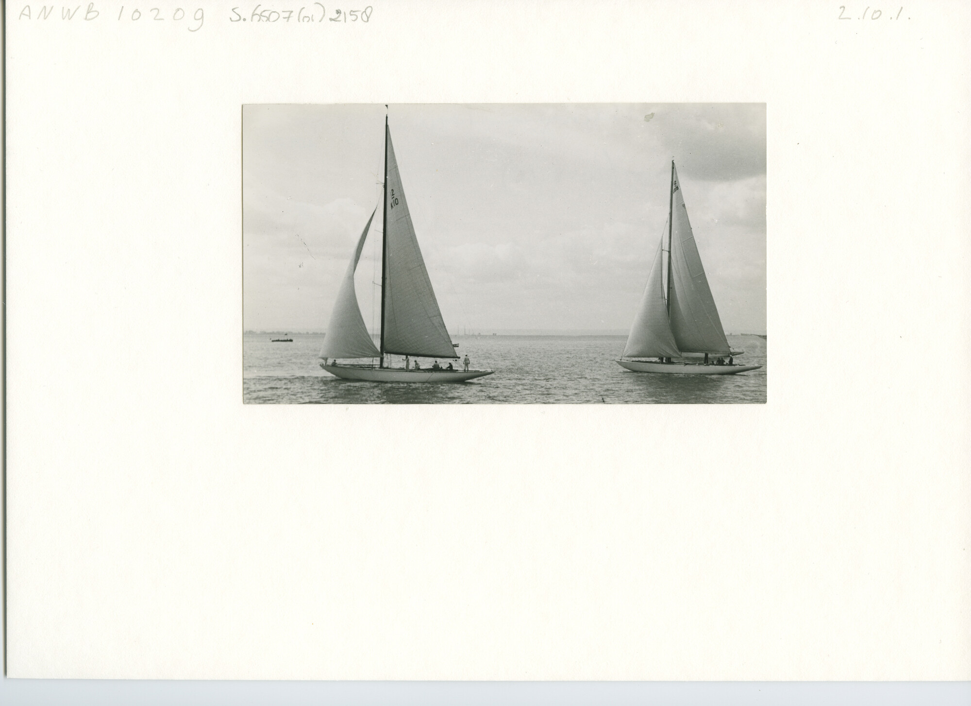 S.6507(01)2158; Foto van twee zeilschepen; foto