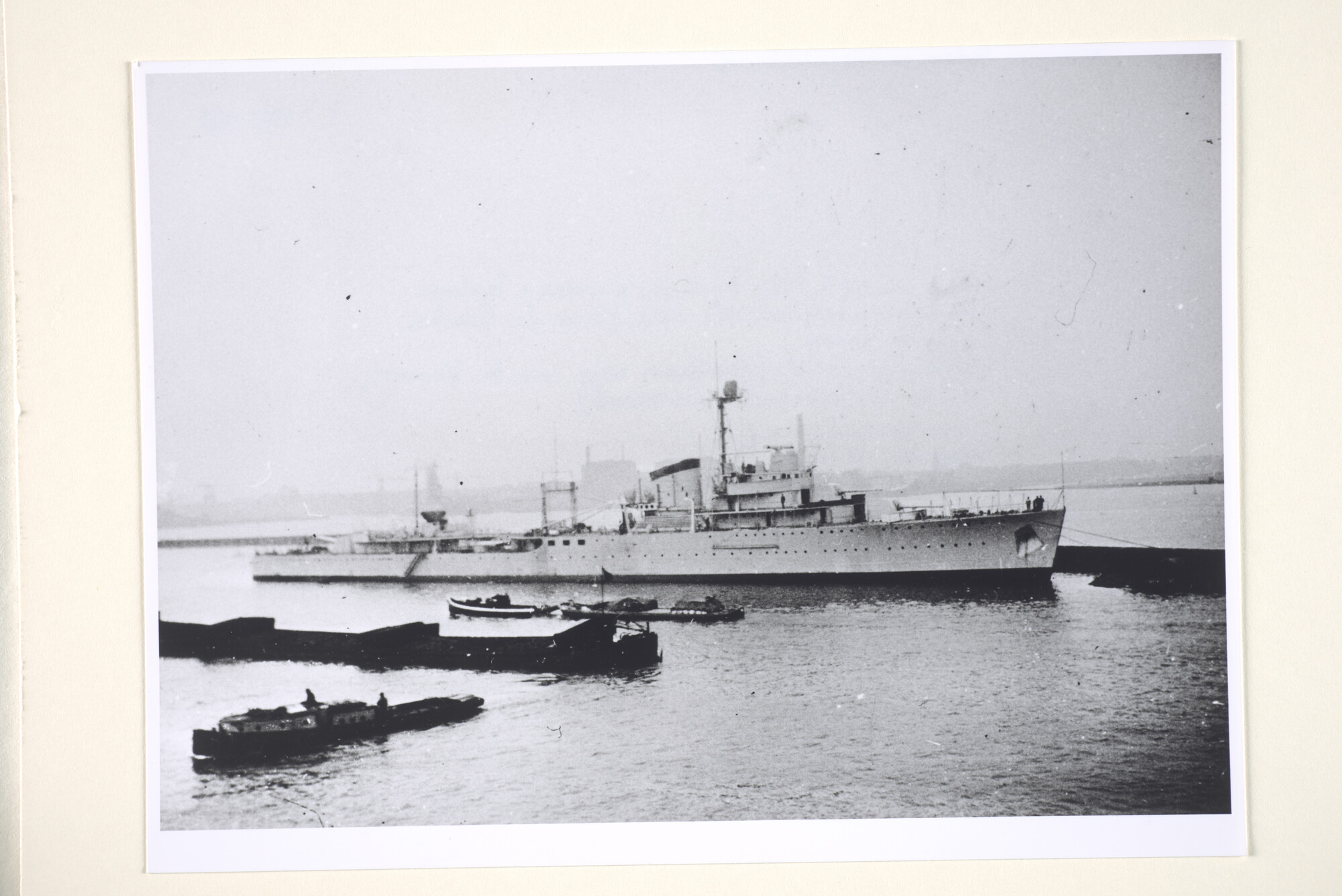 1995.1349; De flottieljeleider Hr.Ms. 'Tromp', tijdens de mobilisatie-periode 1939 - 1940, afgemeerd in de haven van Amsterdam; foto