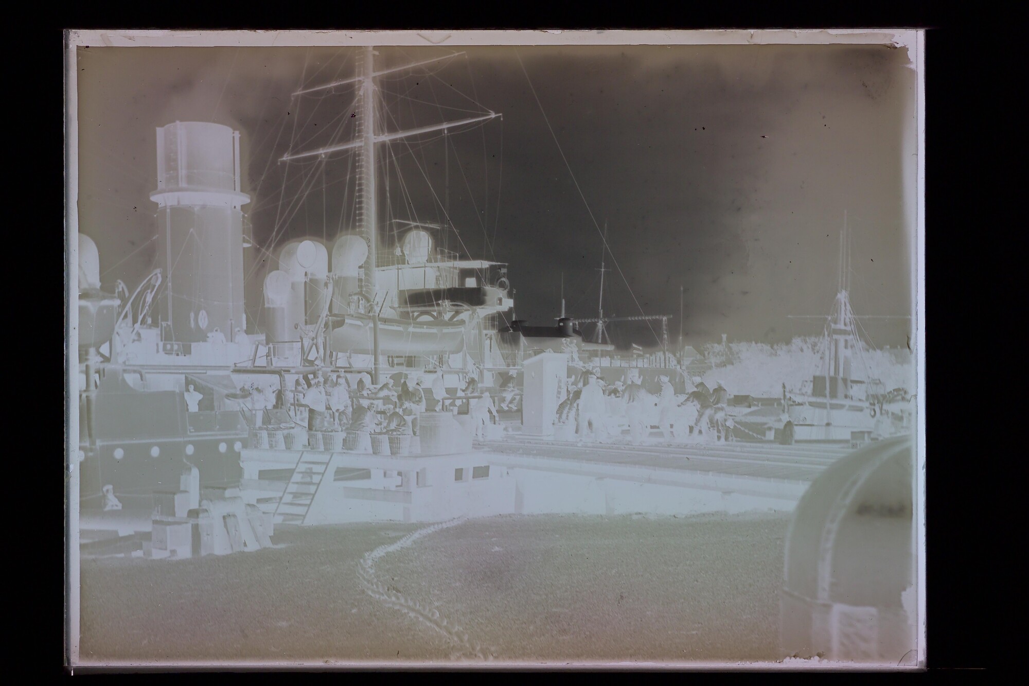 S.3319(224)a; Pantserschip Hr.Ms. 'Marten Harpertsz Tromp', kolen ladend in Den Helder; negatief