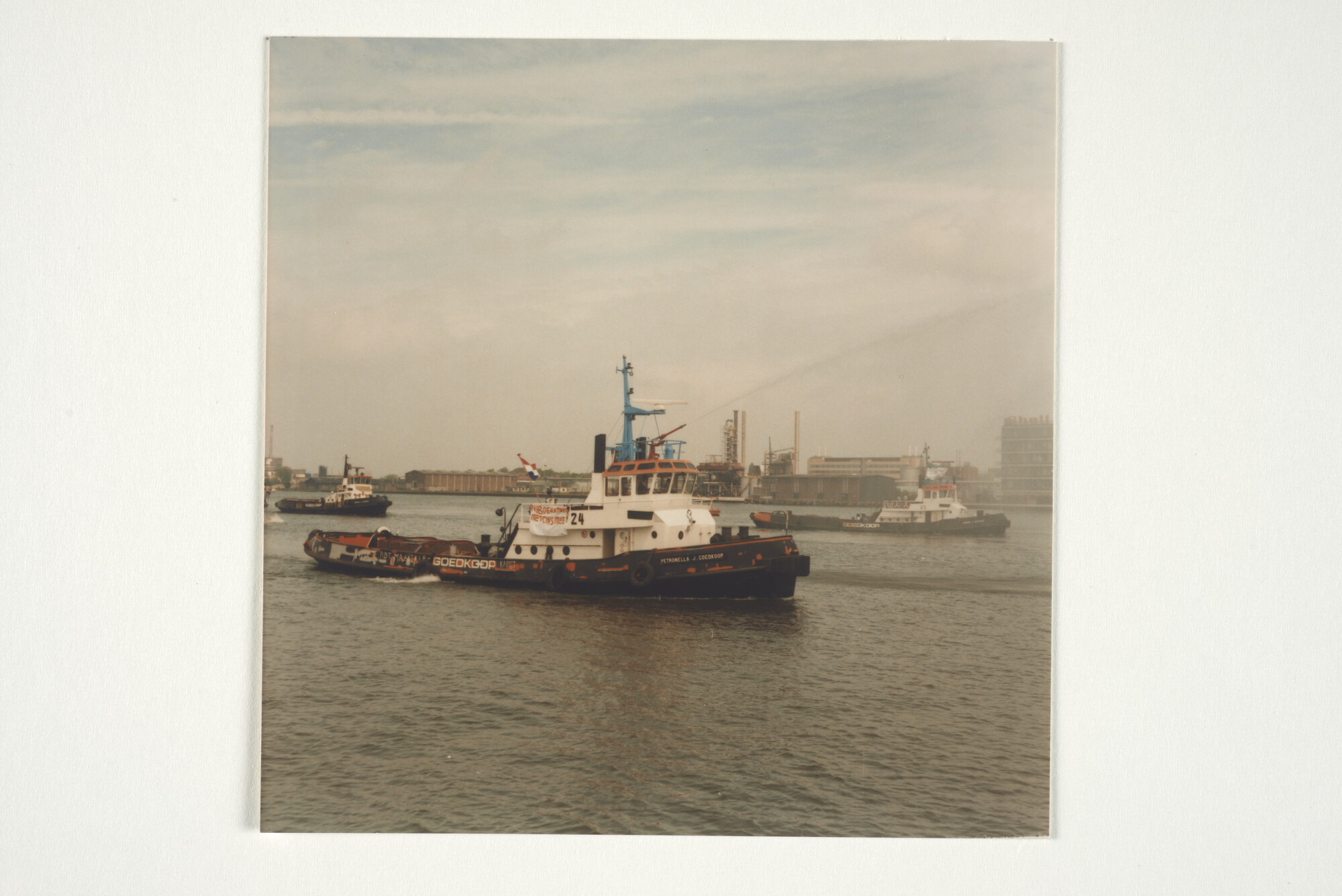 2001.1691; NIB blijft van onze knip. Demonstratie door het personeel van Goedkoop [...]; fotoreportage