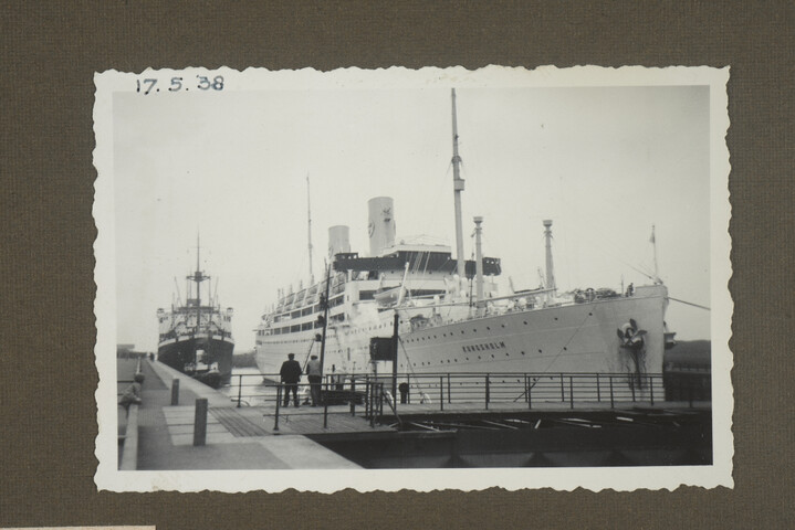 2001.1755; Omslag met vele foto's en knipsels van meest bergingsactiviteiten door Reederij v/h Gebroeders Goedkoop te Amsterdam in de periode 1929 / 1949; omslag