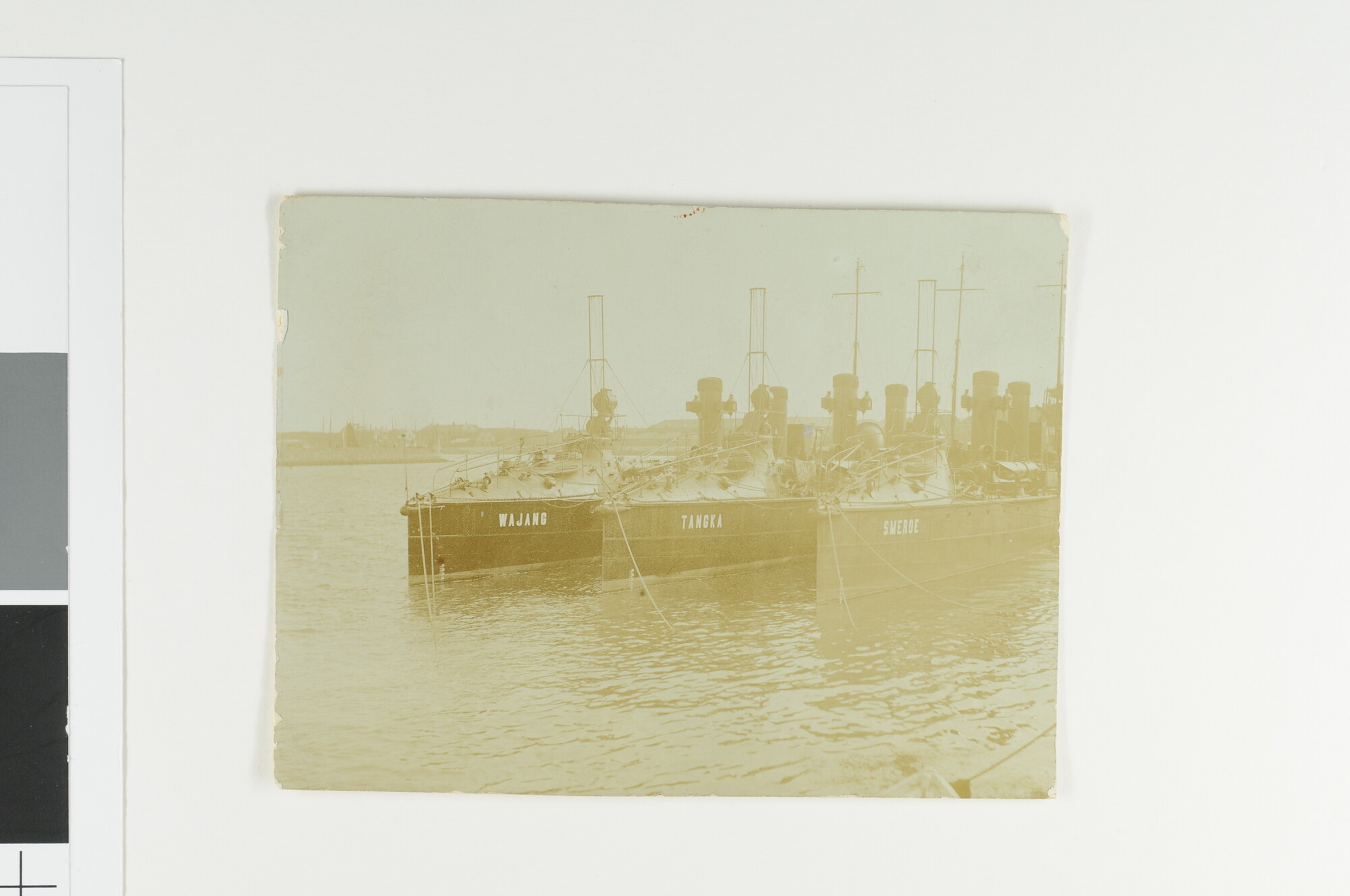 S.5232(26)a; Drie torpedoboten afgemeerd te Den Helder: Hr.Ms. 'Wajang', "Tangka" en "Smeroe"; foto