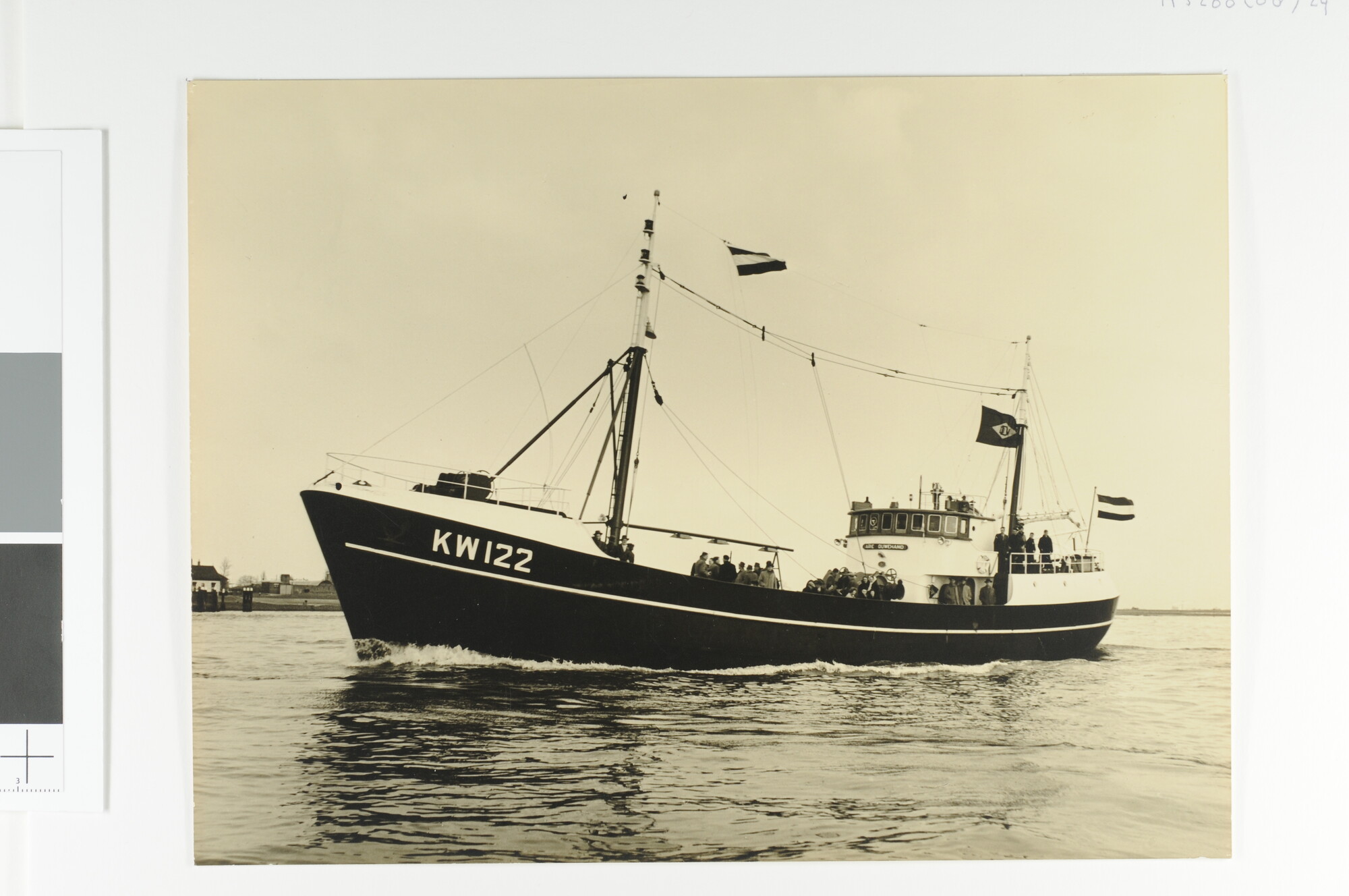 A.5260(08)24; De motortrawler 'Arie Ouwehand' (KW 122) van Rederij D. Ouwehand Azn te Katwijk aan Zee; foto