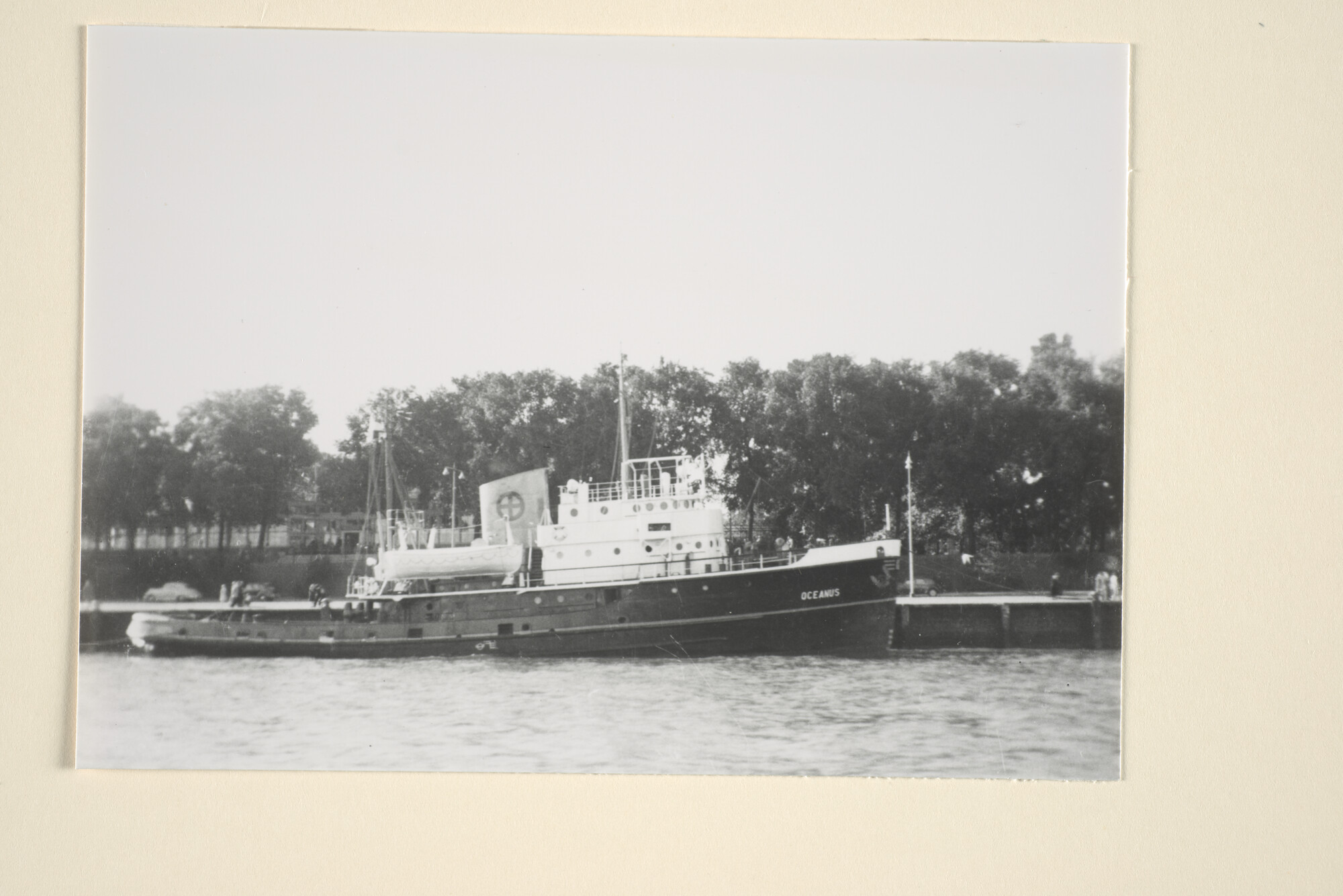 1996.1128; De zeesleepboot ms. Oceanus van de Rederij NV Holland te Haarlem ligt [...]; foto