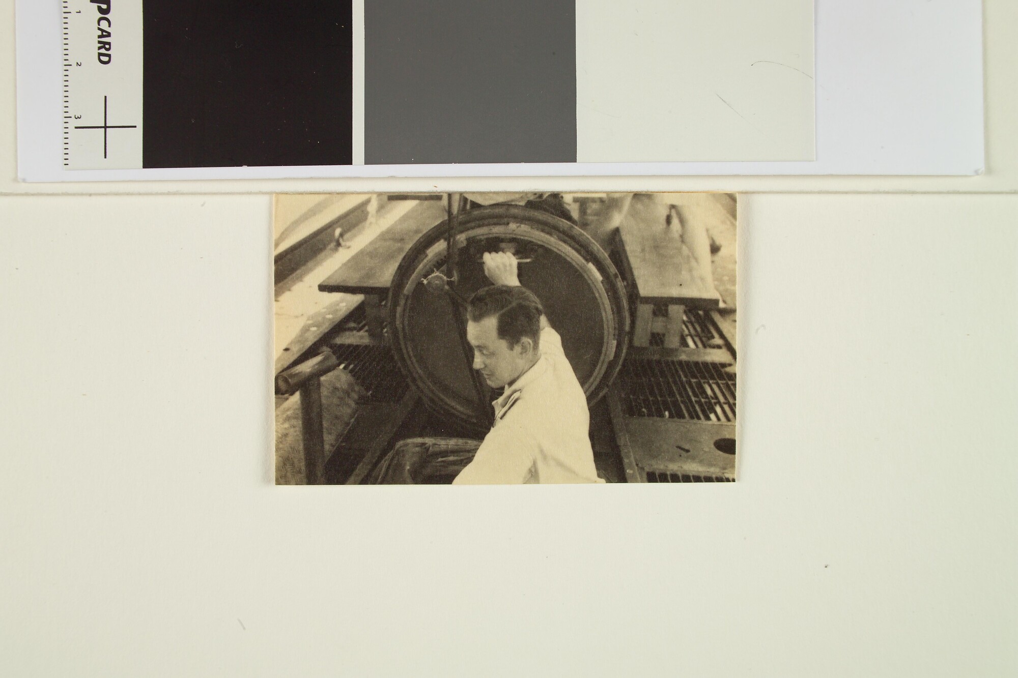 2005.1883; Foto, Marine-officier staande in het luik van een onderzeeboot; foto