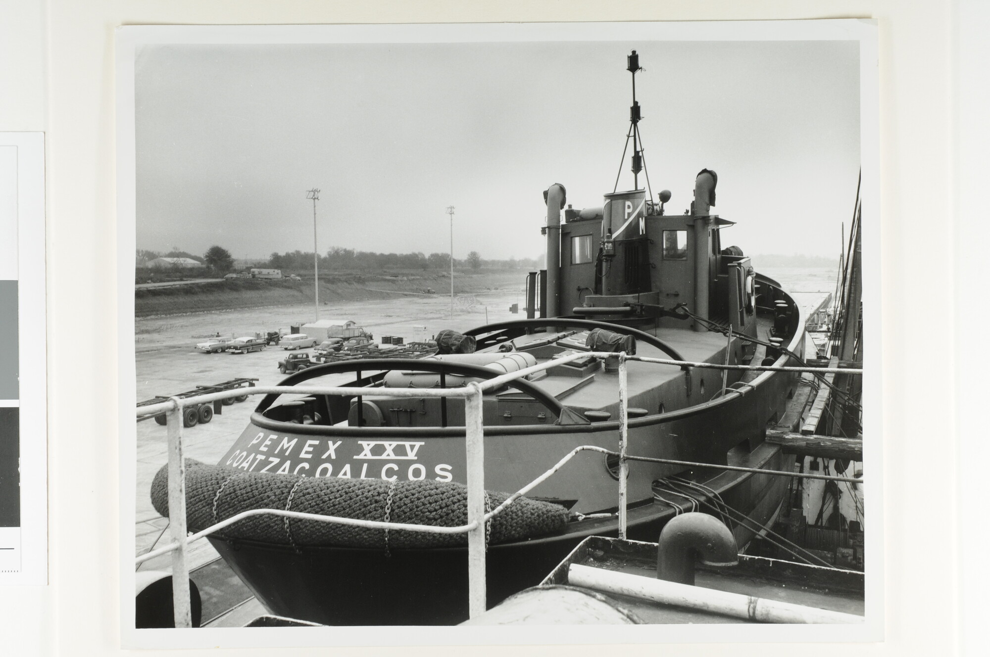 S.7032(022); Fotos van het ontschepen van de sleepboten Pemex XXIV en  Pemex V [...]; fotoreportage
