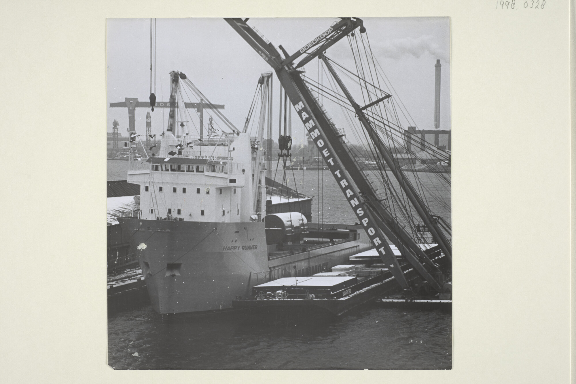 1998.0328; Twee drijvende bokken plaatsen lading op het zwaar-ladingschip 'Happy Runner' van Mammoet Shipping (Nedlloyd) in de haven van Amsterdam [...]; foto