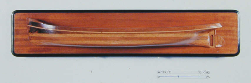 A.0825(02); Halfmodel van een motorschip voor de binnenvaart; scheepsmodel