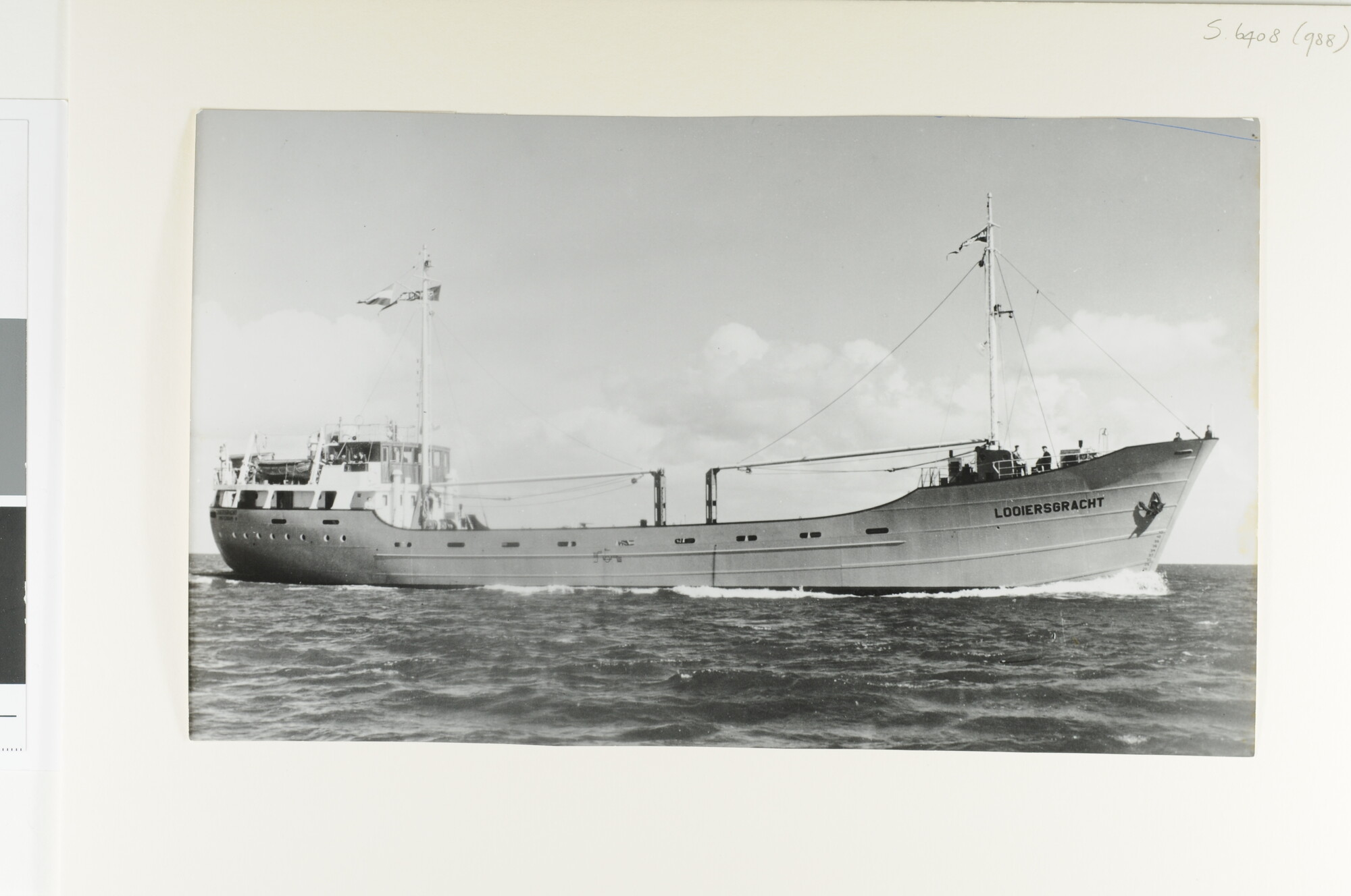 S.6408(0988); De coaster ms. Looiersgracht van Spliethoffs Bevrachtingskantoor varende op zee [...]; foto