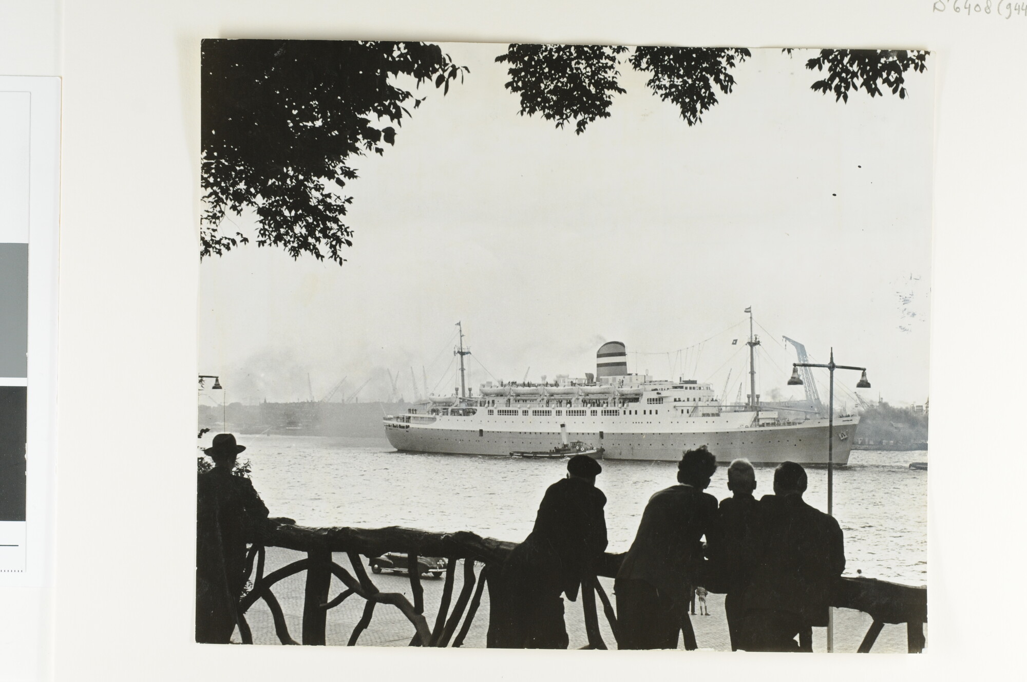 S.6408(0944); Het passagiersschip ss. 'Maasdam' van de Holland-Amerika Lijn vertrekt uit Rotterdam naar zee; foto