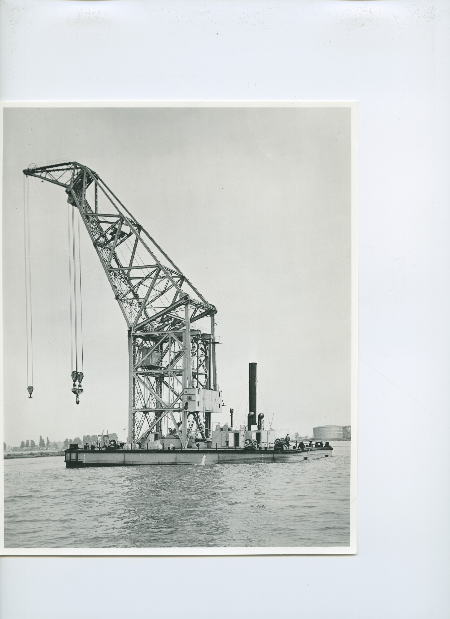 S.5621(01)0180; Foto van 150 tons drijvende bok.; foto