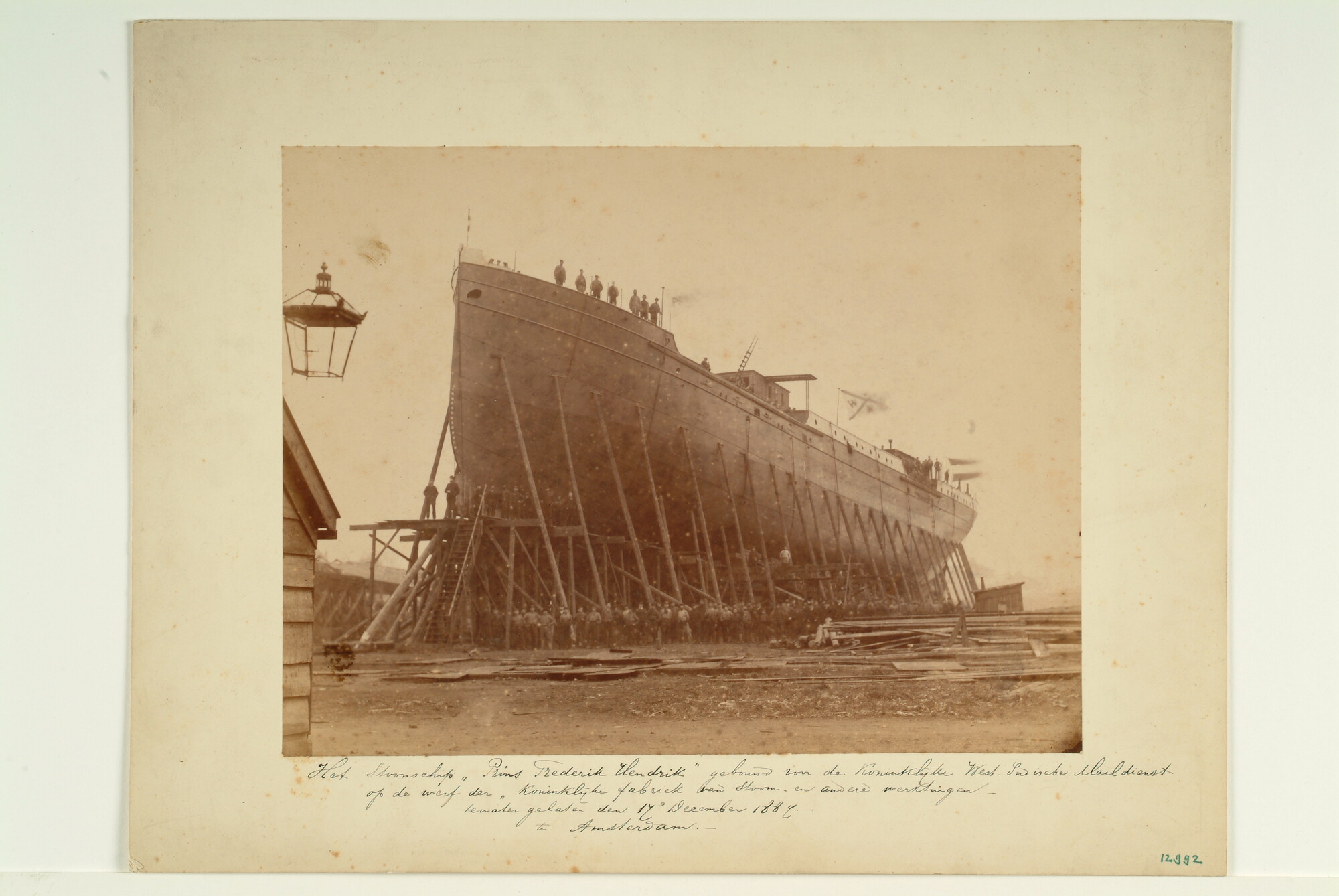 1995.5394; Het vrachtschip ss. Prins Frederik Hendrik van de KWIM vlak voor de [...]; foto