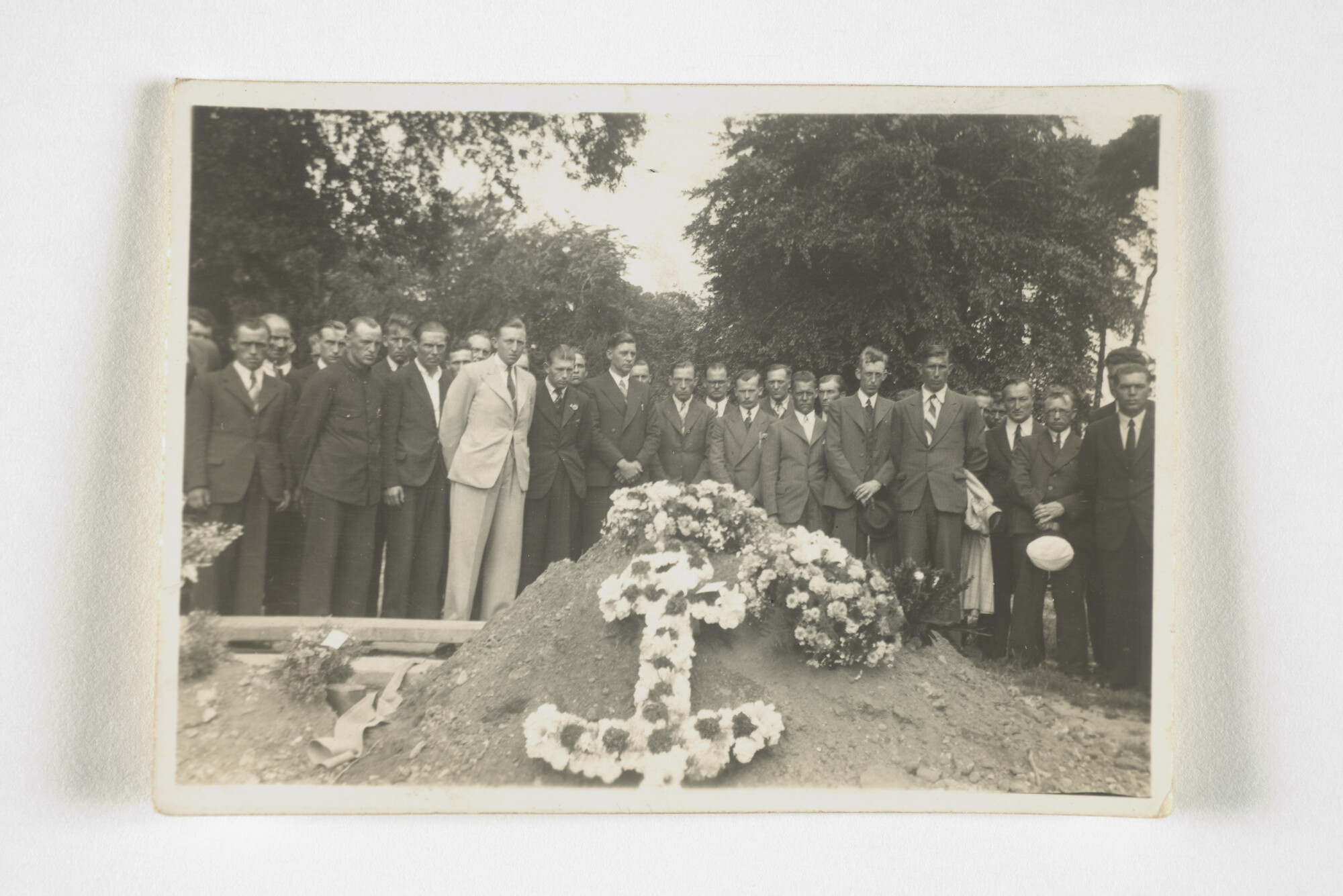 2000.1900; Het graf van kapitein Blom van de coaster ms. Prinses Juliana [...]; foto