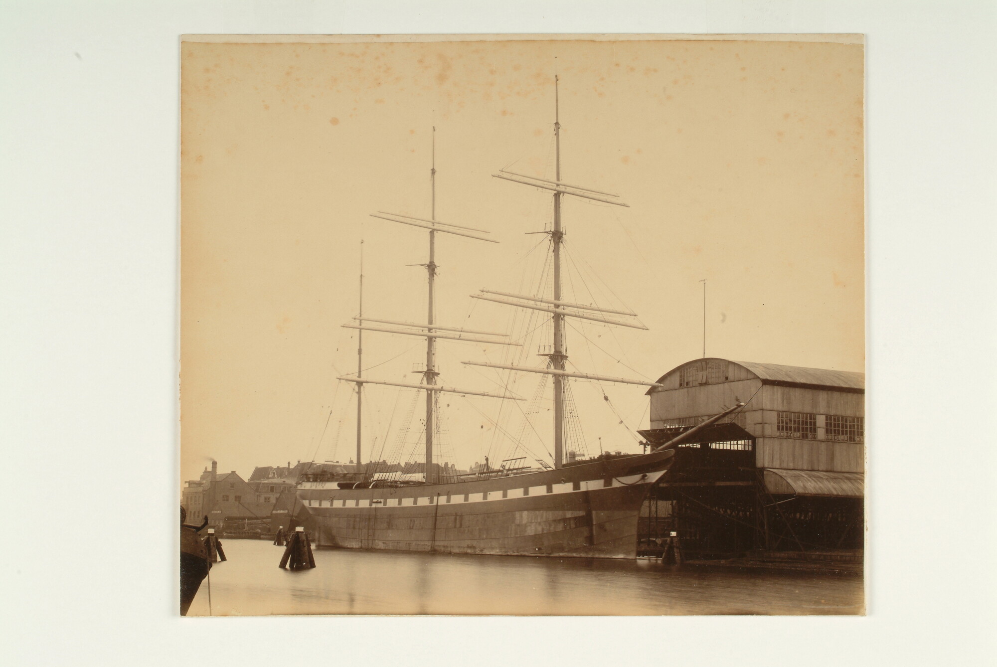 A.0246(08)c1; Het barkschip 'Semper Spera' in afbouw, liggend bij scheepswerf 'De Boot' van F.F. Groen te Amsterdam, 1891; foto