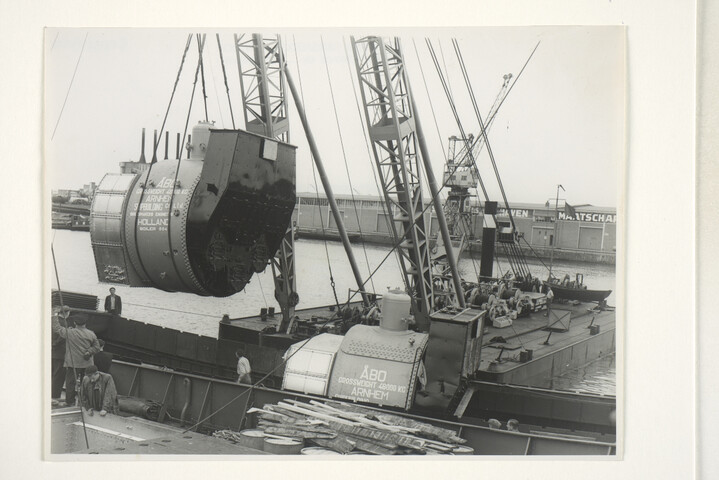 S.5219(12)0522; Fotos van het laden van de stoommachineketels No. 555 en No. 554 beide 48.000 kilo wegende [...]; fotoreportage