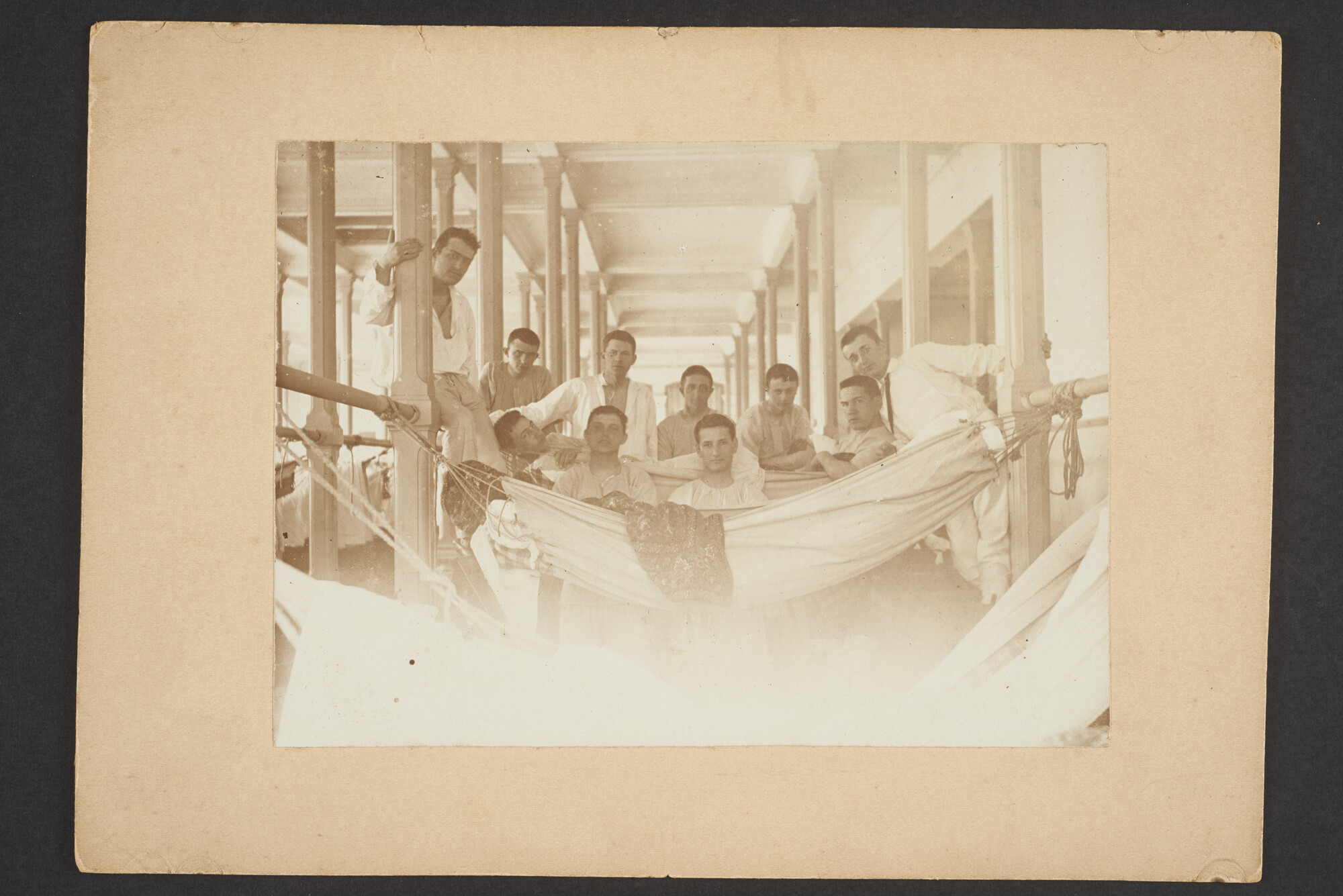 2015.0842; Kabinetfoto van de grote slaapzaal in het KIM; kabinetfoto